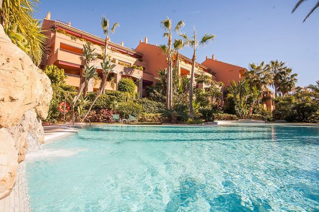 Foto 1 de Alquiler de ático en calle Gran Bahia de Marbella de 3 habitaciones con terraza y piscina