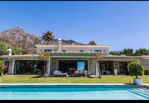 Foto 2 de Casa adossada en lloguer a calle Sierra Blanca de 6 habitacions amb terrassa i piscina