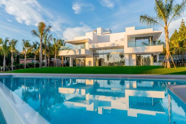 Foto 1 de Xalet en venda a calle Guadalmina Baja de 6 habitacions amb terrassa i piscina