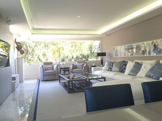Foto 1 de Alquiler de casa adosada en Lomas de Marbella Club - Puente Romano de 2 habitaciones con piscina y garaje