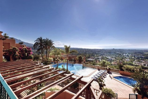 Foto 1 de Àtic en venda a calle Los Belvederes Nueva Andalucia de 3 habitacions amb terrassa i piscina