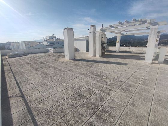 Foto 2 de Alquiler de ático en edificio Tembo de 4 habitaciones con terraza y piscina