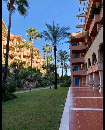 Foto 1 de Piso en venta en calle Magna Marbella Nueva Andalucia de 2 habitaciones con terraza y piscina
