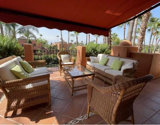 Foto 2 de Casa adossada en lloguer a calle Vasari de 3 habitacions amb terrassa i piscina