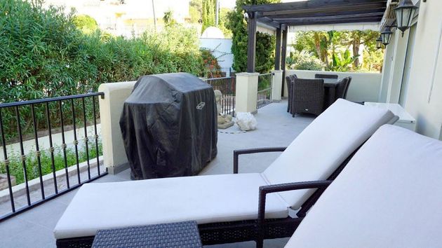 Foto 1 de Casa adossada en lloguer a calle Los Pinos Aloha Golf de 4 habitacions amb terrassa i piscina