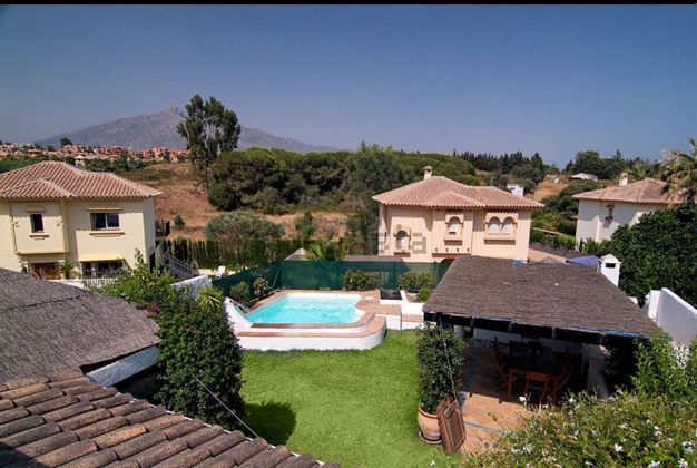 Foto 1 de Casa adosada en alquiler en calle Nva Andaluc de 5 habitaciones con terraza y piscina