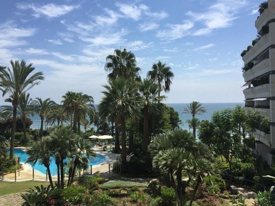 Foto 1 de Pis en lloguer a calle Gran Marbella de 2 habitacions amb terrassa i piscina