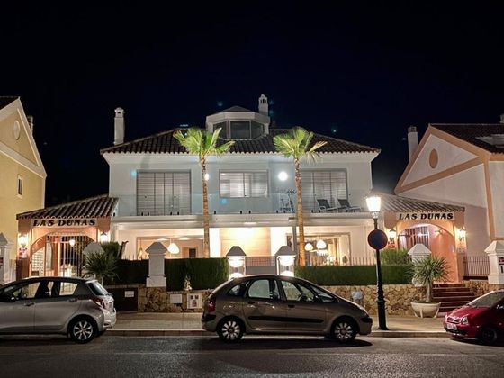 Foto 2 de Casa adosada en alquiler en calle Bahia de Marbella Beach de 5 habitaciones con terraza y piscina