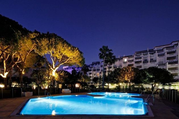 Foto 1 de Pis en lloguer a calle Playas del Duque Casa Granada de 3 habitacions amb terrassa i piscina