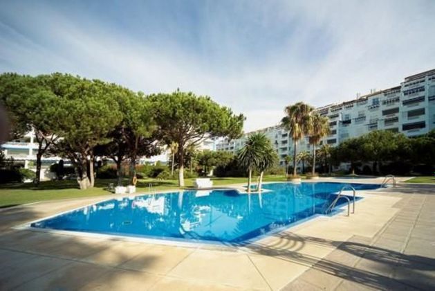 Foto 2 de Pis en lloguer a calle Playas del Duque Casa Granada de 3 habitacions amb terrassa i piscina