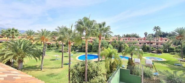 Foto 1 de Alquiler de casa adosada en urbanización Lomas Marbella de 3 habitaciones con terraza y piscina