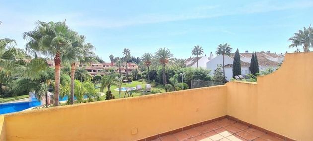 Foto 2 de Alquiler de casa adosada en urbanización Lomas Marbella de 3 habitaciones con terraza y piscina