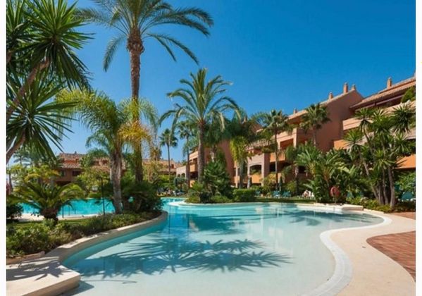 Foto 1 de Alquiler de ático en calle Bahia de Marbella de 3 habitaciones con terraza y piscina