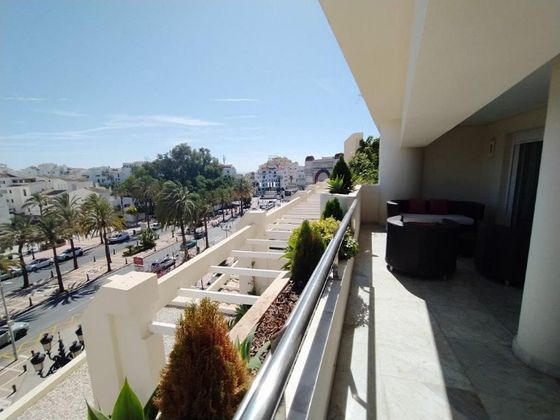 Foto 1 de Alquiler de piso en calle Las Gaviotas Puerto Banus de 2 habitaciones con terraza y piscina