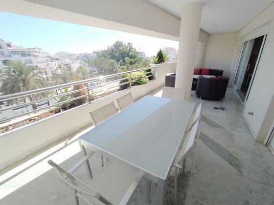 Foto 2 de Alquiler de piso en calle Las Gaviotas Puerto Banus de 2 habitaciones con terraza y piscina