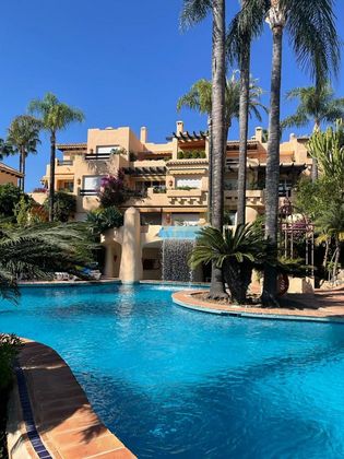 Foto 1 de Pis en lloguer a calle El Alfar Sierra Blanca de 2 habitacions amb terrassa i piscina