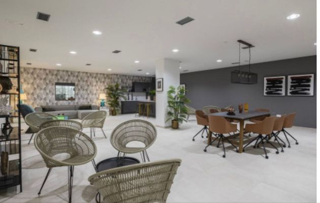 Foto 2 de Alquiler de piso en calle Oasis Estepona New Golden Mile de 3 habitaciones con terraza y piscina