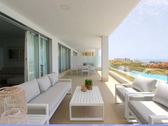 Foto 1 de Alquiler de casa adosada en calle Lima Estepona de 5 habitaciones con terraza y piscina