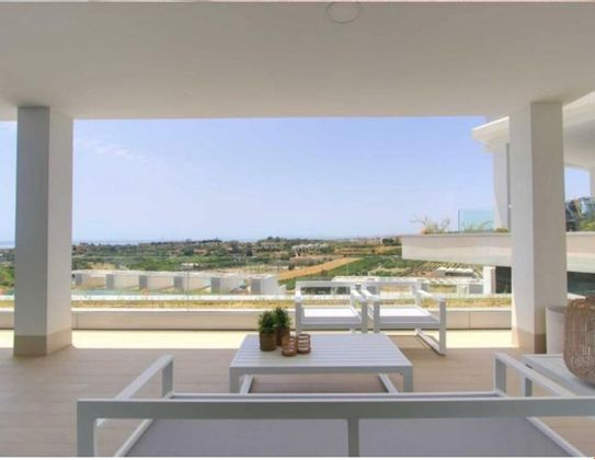 Foto 2 de Alquiler de casa adosada en calle Lima Estepona de 5 habitaciones con terraza y piscina