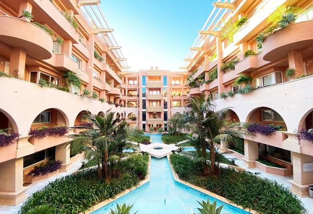 Foto 1 de Venta de piso en calle Magna Marbella de 2 habitaciones con terraza y piscina