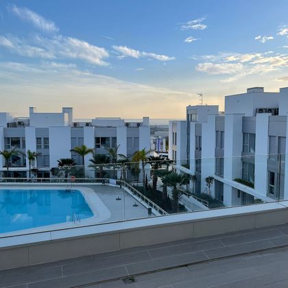 Foto 1 de Àtic en lloguer a calle Le Mirage Estepona de 3 habitacions amb terrassa i piscina