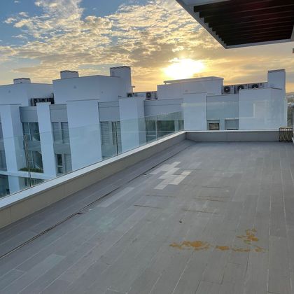 Foto 2 de Àtic en lloguer a calle Le Mirage Estepona de 3 habitacions amb terrassa i piscina
