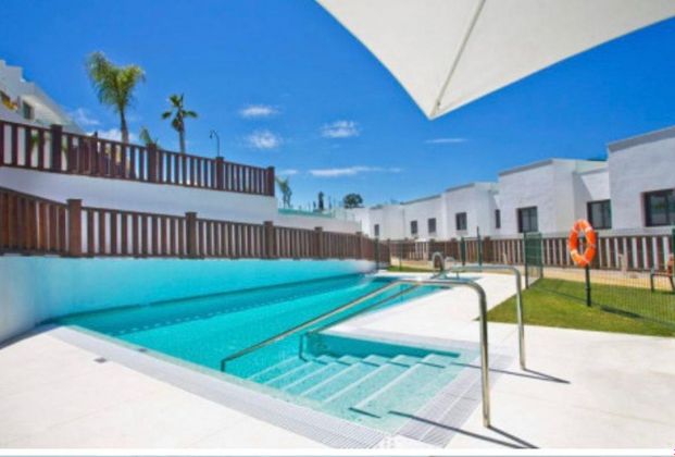 Foto 1 de Casa adossada en lloguer a calle Senses de 3 habitacions amb terrassa i piscina