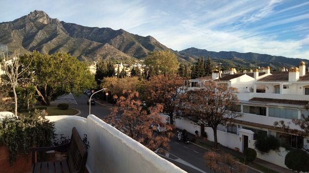 Foto 1 de Àtic en venda a calle Jardines de Sierra Blanca de 4 habitacions amb terrassa i piscina