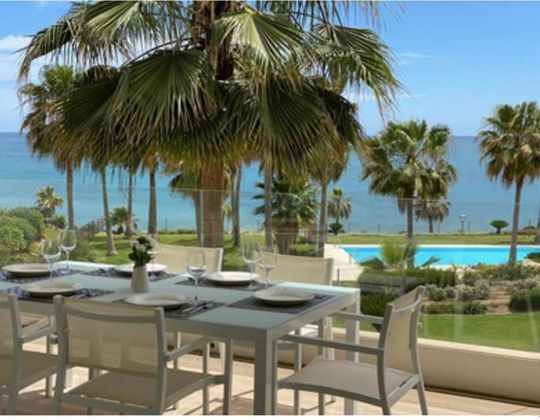 Foto 2 de Piso en alquiler en calle Horizon Beach Estepona de 3 habitaciones con terraza y piscina