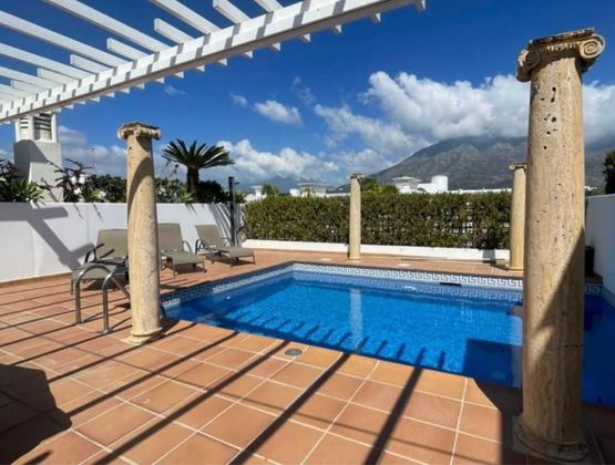 Foto 2 de Pis en lloguer a calle Terrazas de Las Lomas de Marbella de 3 habitacions amb terrassa i piscina