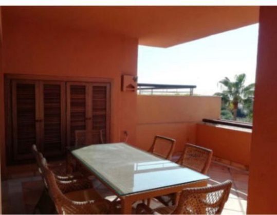 Foto 1 de Pis en lloguer a calle Bahia de Marbella de 3 habitacions amb terrassa i piscina