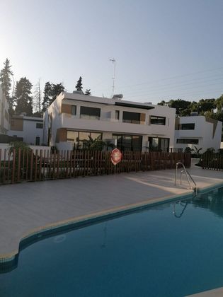 Foto 1 de Alquiler de piso en calle Marein Village Nueva Andaluci de 3 habitaciones con terraza y piscina