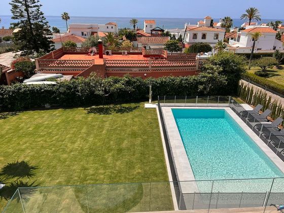 Foto 1 de Alquiler de chalet en calle Elviria de 6 habitaciones con terraza y piscina