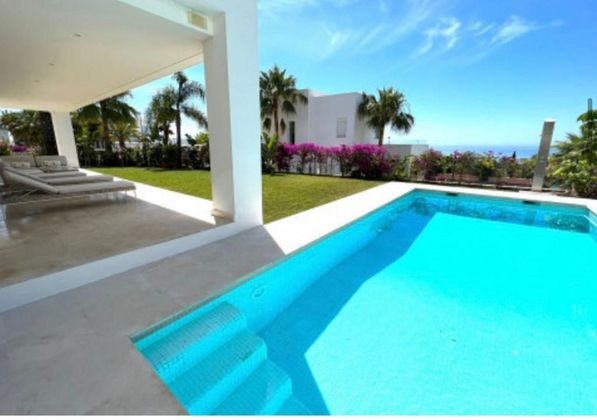 Foto 2 de Alquiler de chalet en urbanización Golf Río Real de 5 habitaciones con terraza y piscina