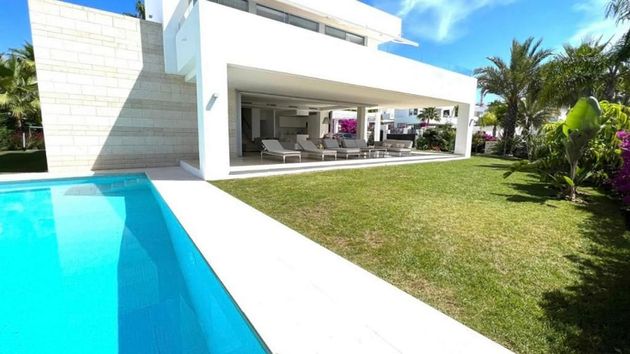 Foto 1 de Alquiler de chalet en urbanización Golf Río Real de 5 habitaciones con terraza y piscina