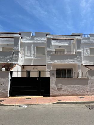 Foto 2 de Casa adosada en alquiler en calle Los Naranjos de Marbella de 3 habitaciones con terraza y piscina
