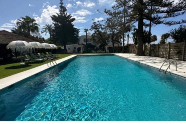 Foto 2 de Alquiler de chalet en calle Marbella Club Milla de Oro de 8 habitaciones con terraza y piscina