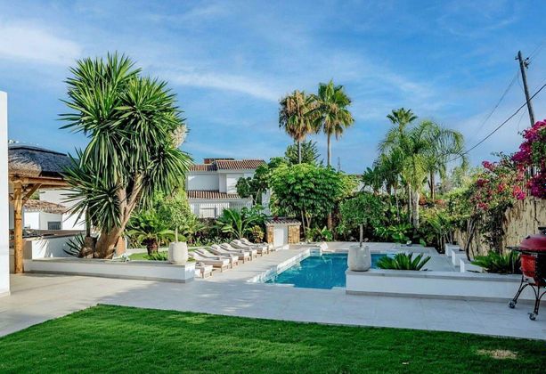 Foto 1 de Chalet en venta en urbanización Marbella Hill Club de 5 habitaciones con terraza y piscina