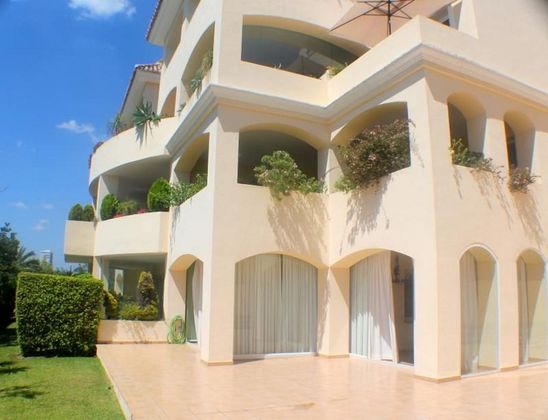 Foto 1 de Alquiler de piso en calle Bahia de Marbella de 3 habitaciones con terraza y piscina