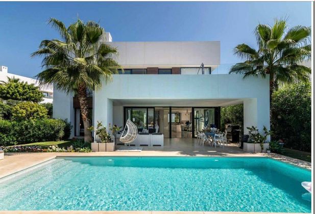 Foto 1 de Xalet en lloguer a urbanización El Paraiso Estepona de 5 habitacions amb terrassa i piscina