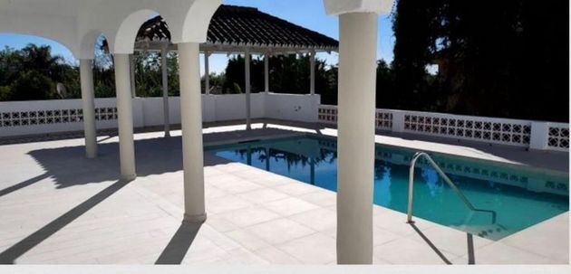 Foto 1 de Chalet en venta en calle Guadalmina Alta de 5 habitaciones con terraza y piscina