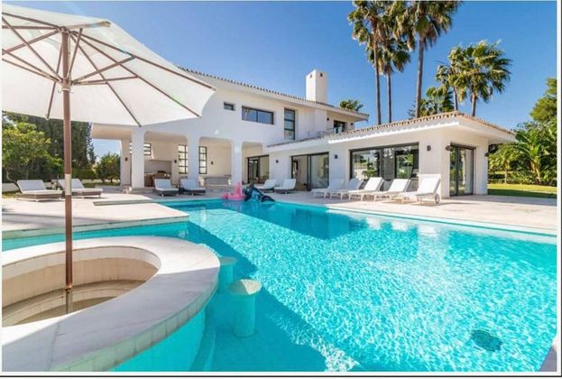 Foto 1 de Xalet en lloguer a urbanización Nva Andalucia Aloha de 6 habitacions amb terrassa i piscina