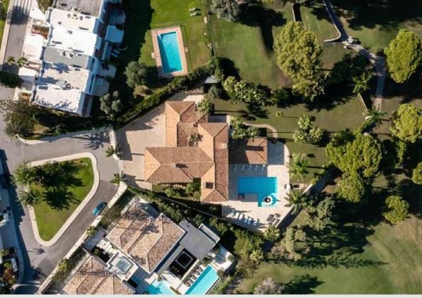 Foto 2 de Alquiler de chalet en urbanización Nva Andalucia Aloha de 6 habitaciones con terraza y piscina