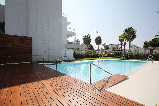 Foto 1 de Pis en lloguer a calle Jade Beach San Pedro de 2 habitacions amb terrassa i piscina