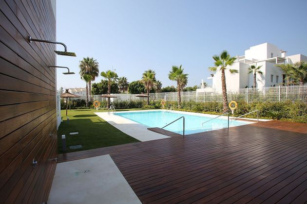 Foto 2 de Pis en lloguer a calle Jade Beach San Pedro de 2 habitacions amb terrassa i piscina