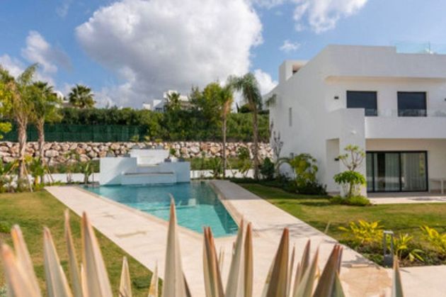 Foto 1 de Casa adossada en lloguer a calle La Quinta de 3 habitacions amb terrassa i piscina