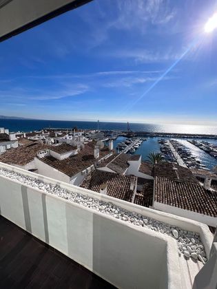 Foto 2 de Alquiler de piso en calle Marina Puerto Banus de 2 habitaciones con terraza y muebles