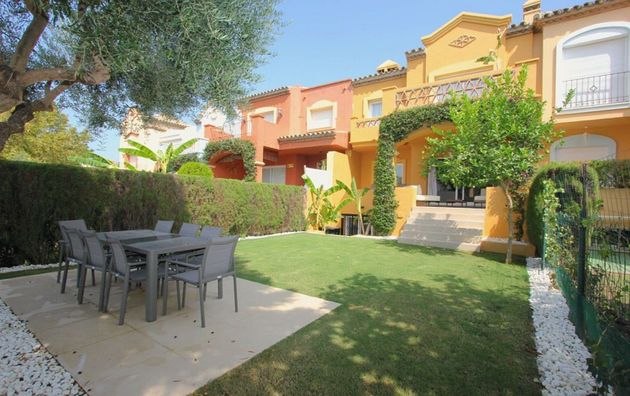 Foto 1 de Casa adossada en lloguer a urbanización La Alzambra de 4 habitacions amb terrassa i piscina