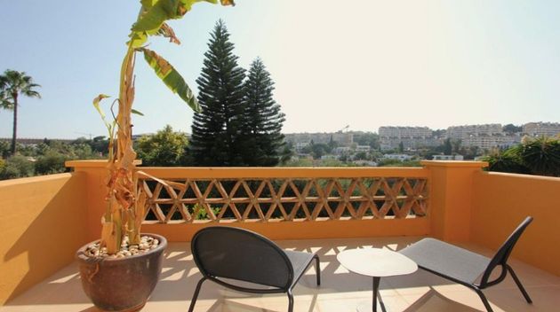 Foto 2 de Casa adossada en lloguer a urbanización La Alzambra de 4 habitacions amb terrassa i piscina