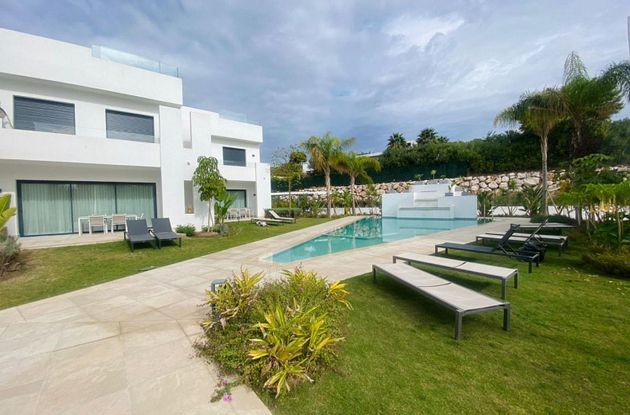 Foto 1 de Alquiler de casa adosada en calle Nueva Andalucia Aloha de 3 habitaciones con terraza y piscina